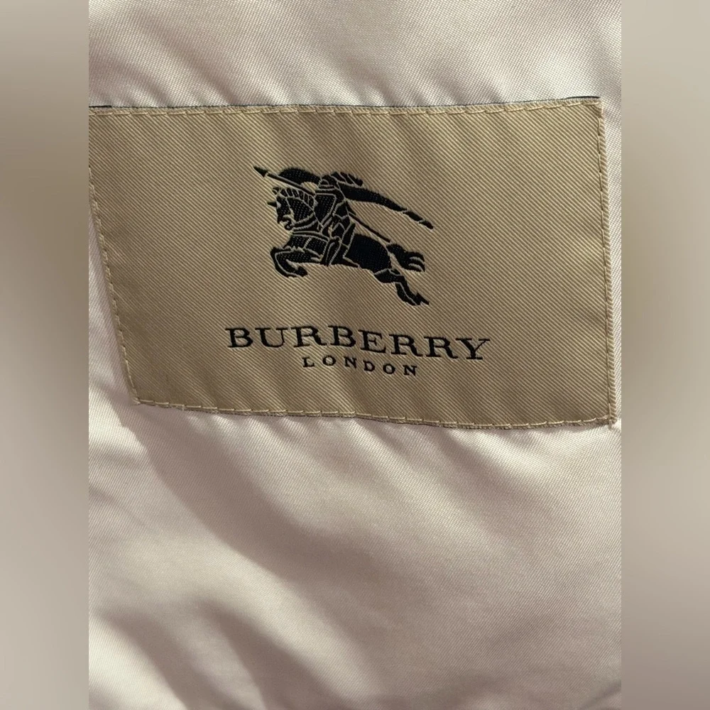 Burberry White Quilted Puffer Jacket - Picture 4 of 7
